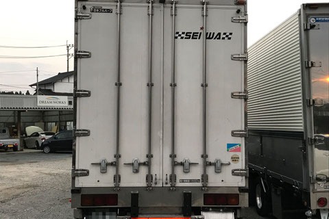 トラック背面施工例